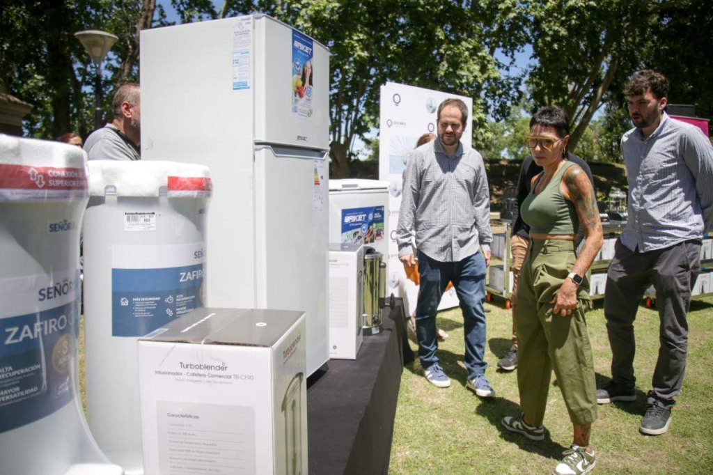 Mayra y el Secretario de Educación renuevan equipamiento&nbsp;escolar
