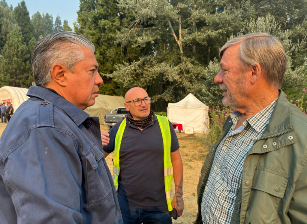 Figueroa, junto a los&nbsp;brigadistas