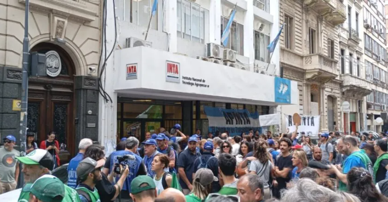Protesta de los trabajadores del INTA contra la  fusión y&nbsp;despidos