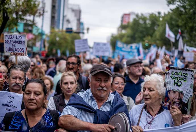 Jubilados marcharon al Congreso y homenajearon a Pablo&nbsp;Grillo