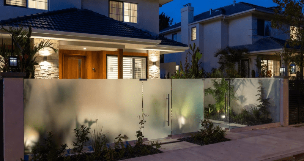 Adiós a las rejas: la creciente moda de frentes seguros con vidrio&nbsp;laminado