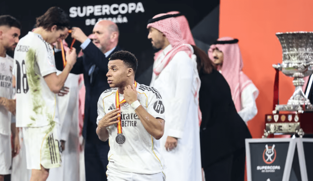 Polémica por la actitud de Mbappé tras perder la&nbsp;Supercopa